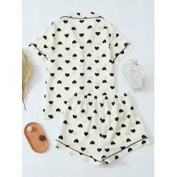 طقم نوم نسائي مكون من قطعتين مطبوع عليه صورة قلب بلون الخوخ بأكمام قصيرة وياقة عريضة مناسب للنوم