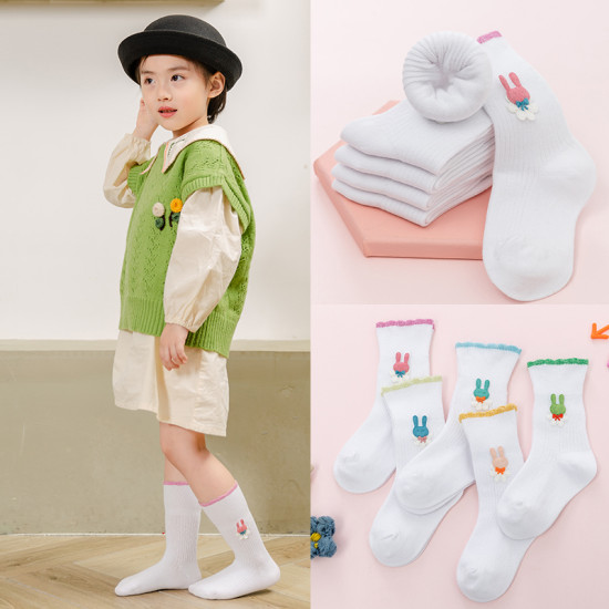 جوارب أطفال بيضاء عالية الجودة بتصميم بسيط ونقش سادة