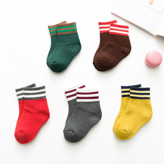 جوارب أطفال جديدة دافئة للخريف والشتاء ناعمة مخططة سادة للأولاد والبنات قابلة للتهوية سميكة بنقشة رسوم متحركة