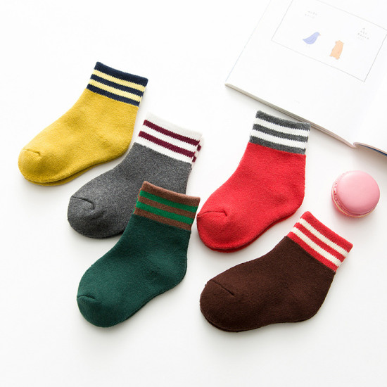 جوارب أطفال جديدة دافئة للخريف والشتاء ناعمة مخططة سادة للأولاد والبنات قابلة للتهوية سميكة بنقشة رسوم متحركة