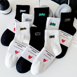 جوارب بيضاء رجالية ربيعية وصيفية جوارب قصير قطنية ماصة للرطوبة رياضية جوارب متوسطة الطول مطرزة بحروف