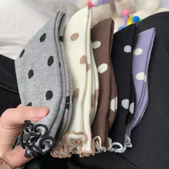 جوارب قطنية ممشطة بتصميم جديد بسيطة ذات طابع كلاسيكي متوسطة الطول مزينة بتطريز جاكار أنيق