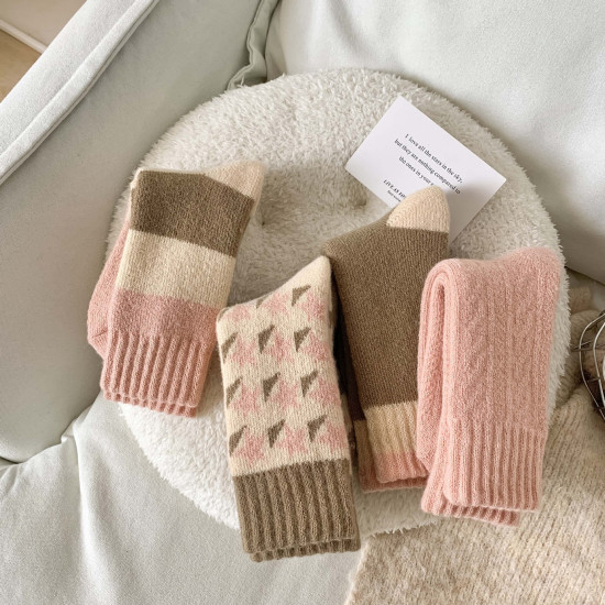 جوارب شتوية سميكة من الصوف/النايلون بتصميم عصري جديد دافئة ومريحة مزودة بشعار عند الأساور مناسبة للاستخدام اليومي هدية مثالية للنساء