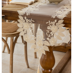 زينة طاولة طعام سمر آن: مفرش طاولة من قماش شبكي أبيض مطرز بخطوط طويلة من الدانتيل بتصميم بسيط